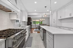 321 Lagoon Dr S, Copiague, NY 11726 - Photo 5