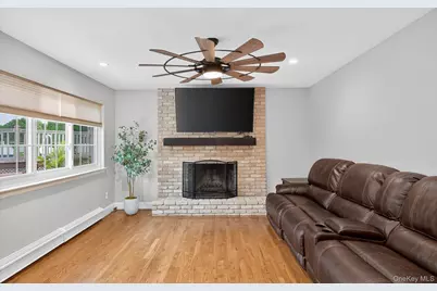 321 Lagoon Drive S, Copiague, NY 11726 - Photo 9