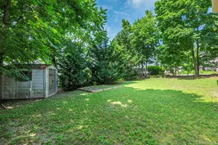 92 Manor Dr, Great Neck, NY 11020 - Photo 9