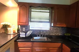 28 Pine St, Central Islip, NY 11722 - Photo 5