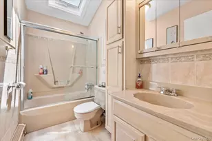 46 Knoll St, Lindenhurst, NY 11757 - Photo 15