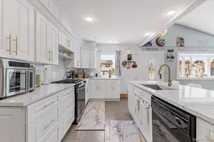 46 Knoll St, Lindenhurst, NY 11757 - Photo 7