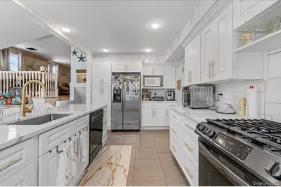 46 Knoll Street, Lindenhurst, NY 11757 - Photo 5