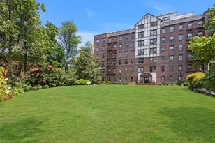 37 Brompton Rd, Great Neck, NY 11021 - Photo 11