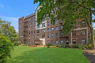 37 Brompton Rd, Great Neck, NY 11021 - Photo 13