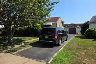 8 Reading Ln, Bethpage, NY 11714 - Photo 5