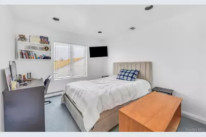 34 Gloria Place, Plainview, NY 11803 - Photo 19