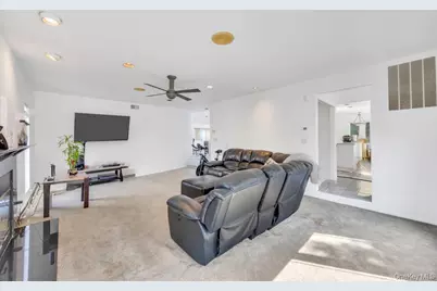 34 Gloria Place, Plainview, NY 11803 - Photo 11