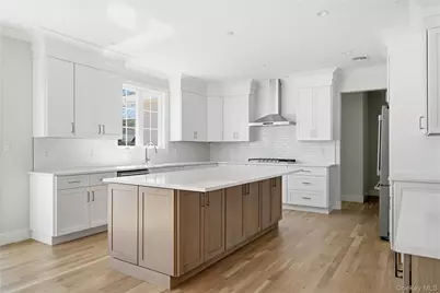 32 Massapequa Avenue, Massapequa Park, NY 11762 - Photo 17