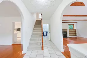 3 Buckingham Pl, Great Neck, NY 11021 - Photo 5