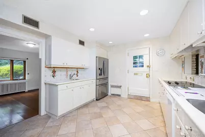 3 Buckingham Place, Great Neck, NY 11021 - Photo 11