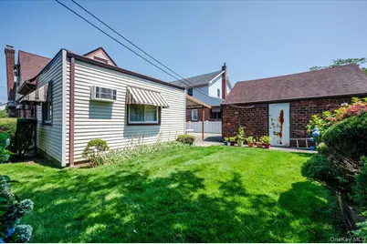 715 Iris Street, Franklin Square, NY 11010 - Photo 19