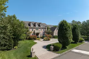 23 Legends Cir, Melville, NY 11747 - Photo 3