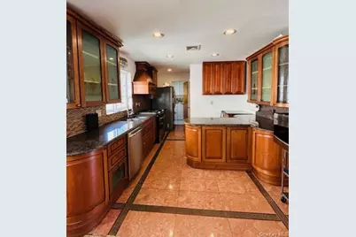 31 Woodward Street, Roslyn Heights, NY 11577 - Photo 5