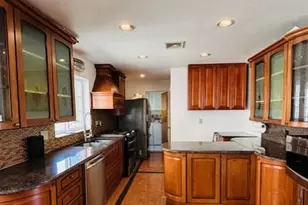 31 Woodward St, Roslyn Heights, NY 11577 - Photo 5