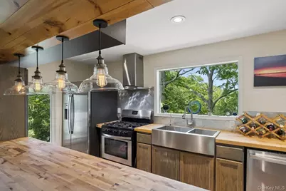 8 Towle Place, Glen Cove, NY 11542 - Photo 7