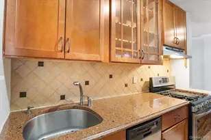 77 Edwards St, Roslyn Heights, NY 11577 - Photo 9