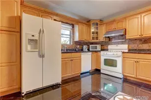 10 Woodbury Ct, Hicksville, NY 11801 - Photo 5