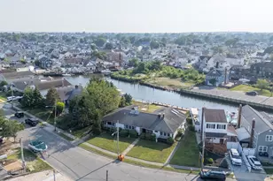 2436 Hempstead Ln, Wantagh, NY 11793 - Photo 41