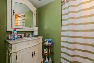 1321 Shore Dr, Bronx, NY 10465 - Photo 23