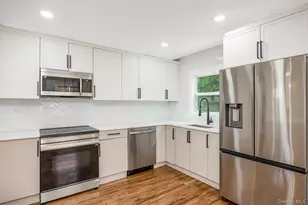 18 Maple Pl, Huntington, NY 11743 - Photo 11