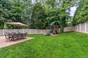 10 Northwood Cir, Huntington, NY 11743 - Photo 21