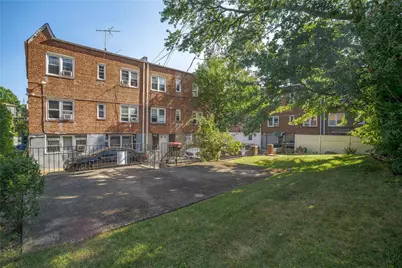 19515 Woodhull Avenue, Hollis, NY 11423 - Photo 11