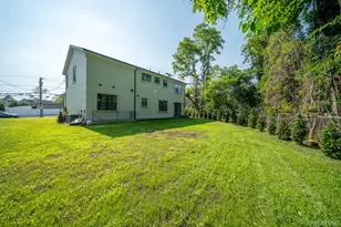 770 Cedar St, Syosset, NY 11791 - Photo 35