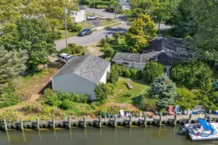 7 Swartout Pl, Amityville, NY 11701 - Photo 21