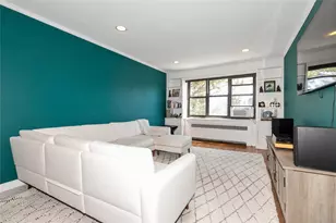 4 Town House Pl, Great Neck, NY 11021 - Photo 7