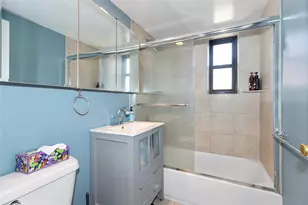 4 Town House Pl, Great Neck, NY 11021 - Photo 11