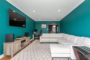 4 Town House Pl, Great Neck, NY 11021 - Photo 9