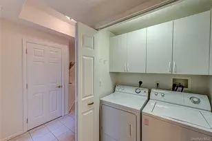 93 Carriage Ln, Plainview, NY 11803 - Photo 23