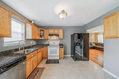 905 Doane Avenue, Bellport, NY 11713 - Photo 5