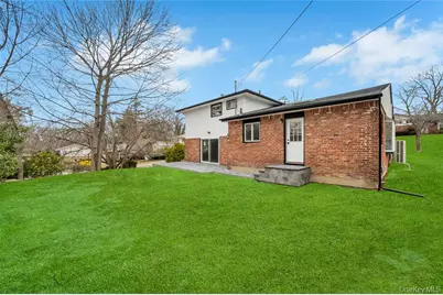 16 Huckleberry Lane, Oyster Bay, NY 11771 - Photo 15