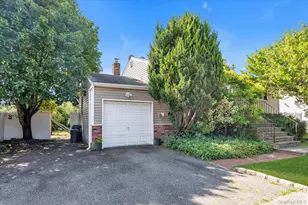 261 E Hoffman Ave, Lindenhurst, NY 11757 - Photo 17