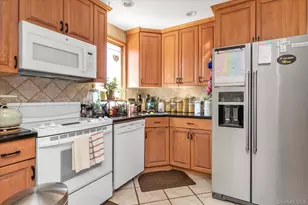 261 E Hoffman Ave, Lindenhurst, NY 11757 - Photo 5