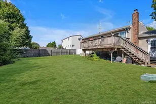 261 E Hoffman Ave, Lindenhurst, NY 11757 - Photo 15