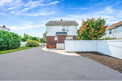 557 Newbridge Road, East Meadow, NY 11554 - Photo 5