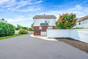 557 Newbridge Rd, East Meadow, NY 11554 - Photo 5