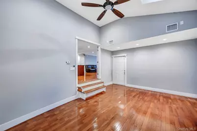 534 S Greene Avenue, Lindenhurst, NY 11757 - Photo 15