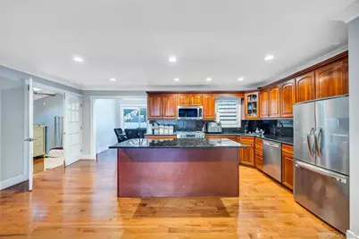 534 S Greene Avenue, Lindenhurst, NY 11757 - Photo 11