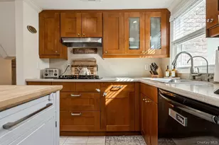 375 W Windsor Pkwy, Oceanside, NY 11572 - Photo 13