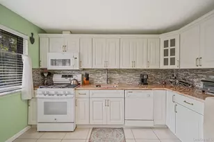 185 Newbrook, Bay Shore, NY 11706 - Photo 13