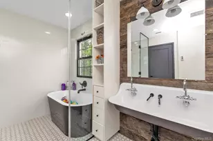 8 Family Ln, Levittown, NY 11756 - Photo 23