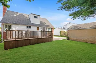 1628 Oswego St, East Meadow, NY 11554 - Photo 19