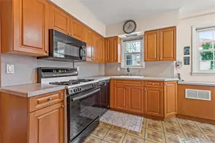 75-48 195th St, Fresh Meadows, NY 11366 - Photo 11