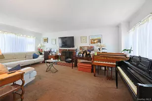 84 Middle Neck Rd, Flower Hill, NY 11576 - Photo 7