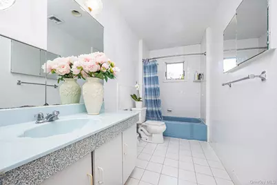 84 Middle Neck Road, Flower Hill, NY 11576 - Photo 21