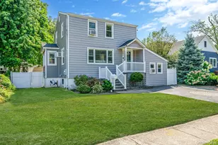 301 Center Bay Dr, West Islip, NY 11795 - Photo 3